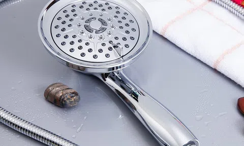 Vòi sen mở hết cỡ vẫn chảy yếu: Đừng vội gọi thợ, kiểm tra ngay bộ phận này