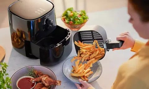 Mở nồi chiên không dầu khi đang nấu có sao không? 3 điều người dùng cần biết để món ăn chín đều