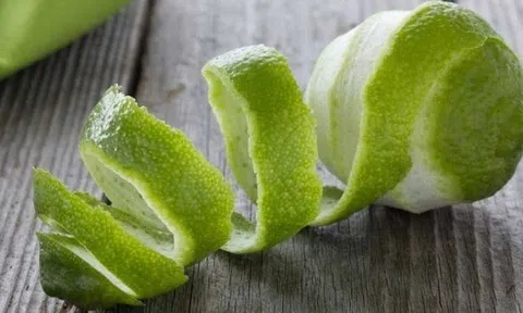 Thói quen vắt chanh bỏ vỏ khiến bạn bỏ lỡ dưỡng chất quý