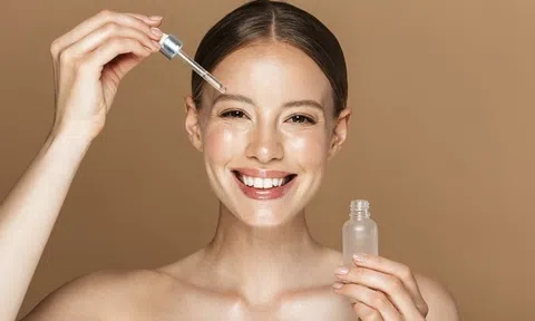 Da khô bong tróc mãi không hết? Đây là những tiêu chí cần biết khi chọn serum phục hồi