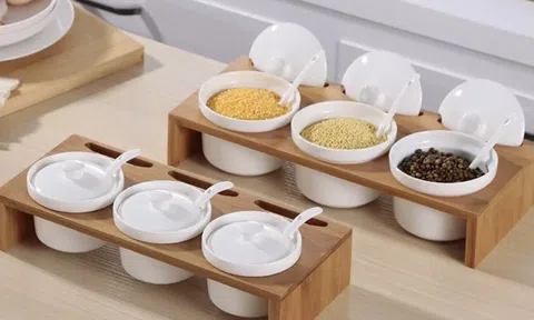 Để gia vị cạnh bếp: Tiện tay nhưng dễ làm mất hương vị