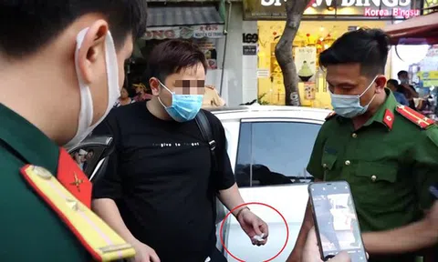 Múa may trong ôtô Mercedes, thanh niên bị "cú đấm thép" 363 phát hiện ma túy