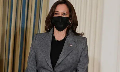 Phó tổng thống Mỹ bị chỉ trích vì mặc đồ hiệu Dolce & Gabbana