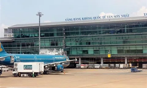 Bộ Y tế tuyên bố không phong toả sân bay Tân Sơn Nhất sau khi phát hiện một nhân viên dương tính với SARS-CoV-2