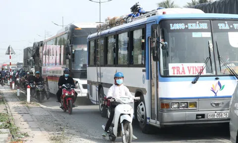 Người dân ùn ùn về quê ăn Tết, quốc lộ 1 kẹt xe cục bộ