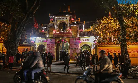 Người Hà Nội đổ về chùa Quán Sứ sau khoảnh khắc giao thừa