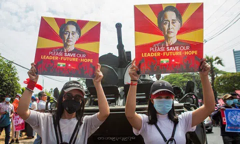 Myanmar cắt Internet, điều xe bọc thép kiểm soát biểu tình