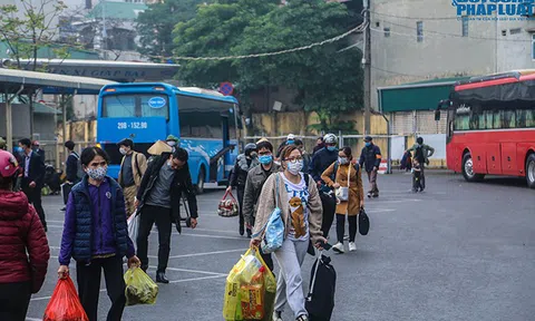 Người dân nhộn nhịp trở lại Hà Nội ngày mùng 5 Tết
