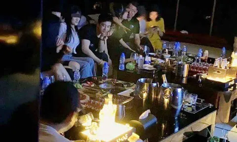 Huỳnh Hiểu Minh bị bắt gặp ở quán bar với dàn mỹ nữ vây quanh, cư dân mạng réo tên Angelababy