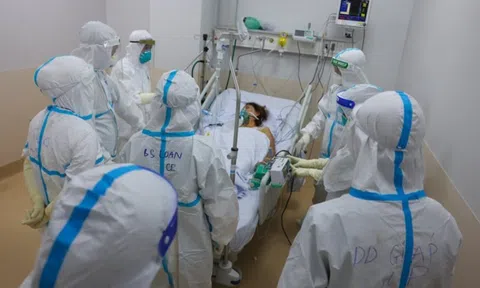 Y bác sĩ làm việc gấp 3 để giúp hàng nghìn bệnh nhân COVID-19 xuất viện mỗi ngày