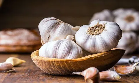 Những tác dụng phụ nguy hiểm của việc ăn tỏi quá nhiều