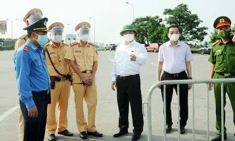 Hà Nội phân luồng từ xa, không kiểm tra xe đã dãn mã “luồng xanh”