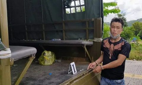 Hoảng hốt, 9X ném ma túy vào xe công an khi bị lập biên bản nhằm phi tang