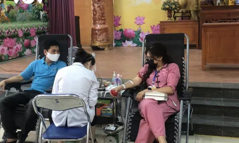Người dân Hà Nội hiến máu giúp sức cùng miền Nam chống dịch