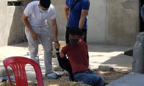 Bên trong túi vải của gã đàn ông bị trinh sát mật phục bắt giữ