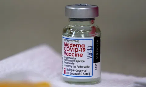 Moderna tuyên bố vaccine COVID-19 hiệu quả 93% sáu tháng sau tiêm