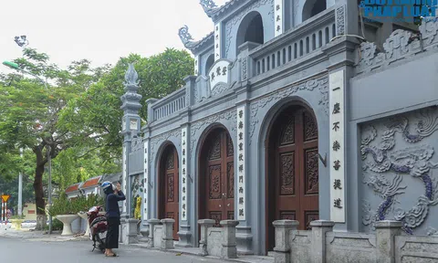 Cảnh vái vọng "chớp nhoáng" tại đền, chùa Hà Nội trong thời điểm giãn cách xã hội