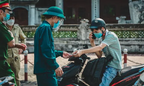 Người dân Hà Nội ra đường phải xuất trình thêm lịch trực, văn bản phân công nhiệm vụ