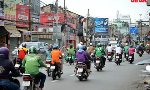 Đường phố TP Hồ Chí Minh đông đúc trở lại, dù vẫn đang trong thời gian giãn cách xã hội