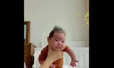 Quế Vân gây hốt hoảng khi 1 tay nhấc bổng con trai 1 tháng tuổi