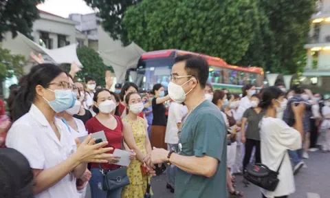 1500 thầy trò trường CĐ Y tế Bạch Mai cấp tốc lên đường trong đêm chi viện cho TP.HCM