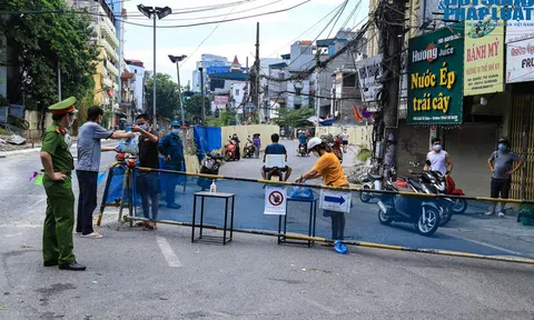 Hà Nội: Dựng hàng rào, chốt chặn các ngả ngăn người vượt khu phong toả ở quận Đống Đa