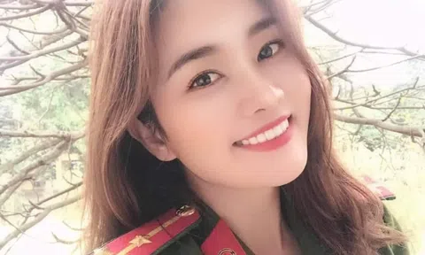 Nữ thượng úy xinh đẹp mặc thường phục khống chế đối tượng nghi nghiện trên phố