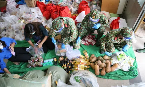 Chùm ảnh bộ đội gõ cửa từng nhà dân ở TP.Hồ Chí Minh trao thực phẩm thiết yếu