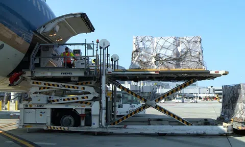 Trên 6 tấn thiết bị y tế phòng chống dịch đầu tiên từ Mỹ đã về tới Việt Nam