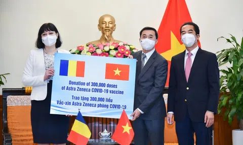 Tiếp nhận vaccine phòng Covid-19 từ quốc gia EU đầu tiên gửi tặng