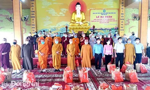 “Tăng, ni cởi áo cà sa, khoác áo blouse” xông pha vào tuyến đầu chống dịch