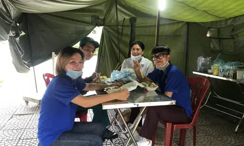 Nghĩa cử cao đẹp của cặp vợ chồng người Mường trong mùa dịch