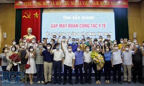 Vợ chồng, anh chị em ruột cùng gác lại việc riêng lên đường chống dịch