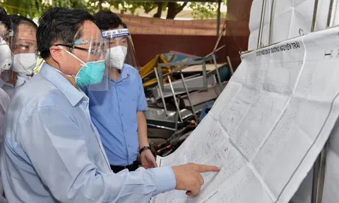 Thủ tướng kiểm tra ổ dịch nóng bỏng nhất, yêu cầu Hà Nội cần tăng cường giãn cách xã hội