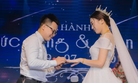 Chuyện tình anh chủ quán và cô nhân viên kém 14 tuổi gây bão mạng