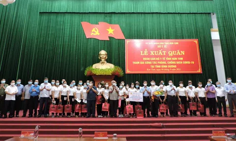 Gần 1000 thầy thuốc; cán bộ, học viên Công an nhân dân lên đường chi viện cho miền Nam