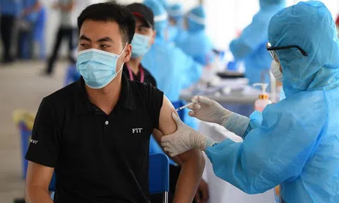 Nguyên cục trưởng Y tế dự phòng: Tiêm đủ 2 mũi mà không cho đi làm thì… phí vaccine