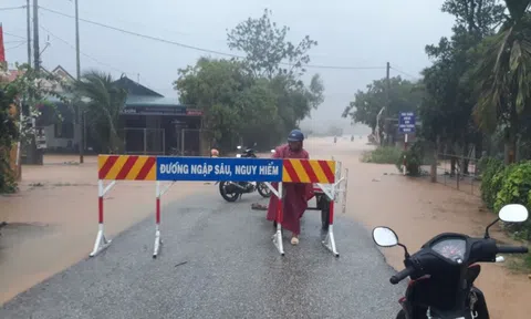 Thừa Thiên - Huế: Vượt mưa lũ lấy mẫu xét nghiệm Covid-19 trong đêm