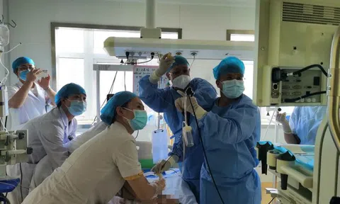 Bé trai 9 tháng tuổi ngạt thở nguy kịch, mẹ bàng hoàng khi thấy thứ bác sĩ gắp ra từ phế quản con