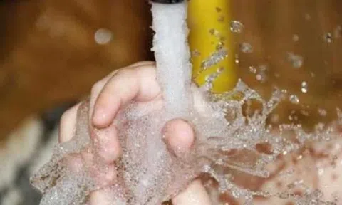Bé trai 4 tuổi vô tình ngã vào chảo dầu sôi, bác sĩ khen hết lời khi biết cách bà nội sơ cứu