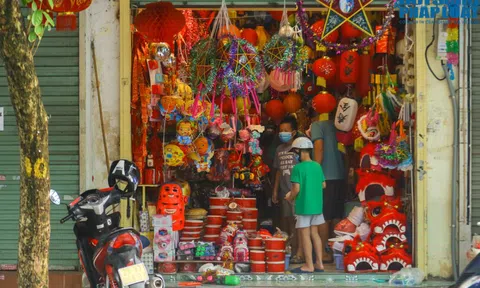 Phố Hàng Mã vắng vẻ trước Trung thu, nhiều cửa hàng "bán chui" bị lực lượng chức năng nhắc nhở