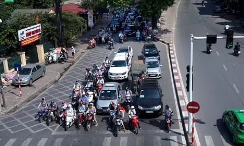 Lỗi đè vạch kẻ đường khi dừng đèn đỏ bị phạt bao nhiêu?
