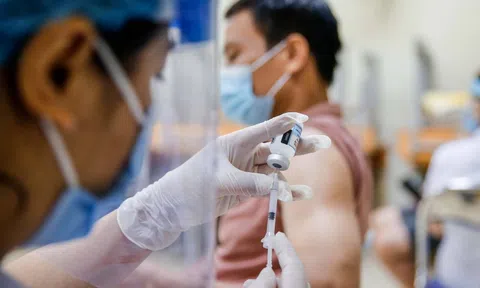 Vì sao sau khi tiêm vaccine phòng Covid-19 có người sốt, có người không?