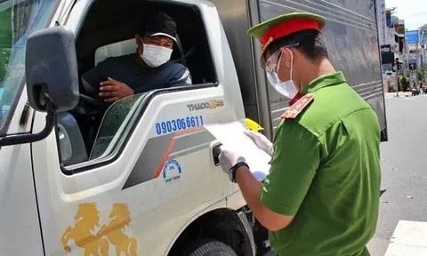 Vì sao Công an Tp.HCM kiểm tra đồng thời giấy đi đường và mã QR khi lưu thông?