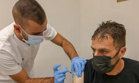 CEO Pfizer dự đoán về "cuộc sống bình thường" trong năm tới, bất chấp biến thể Covid-19