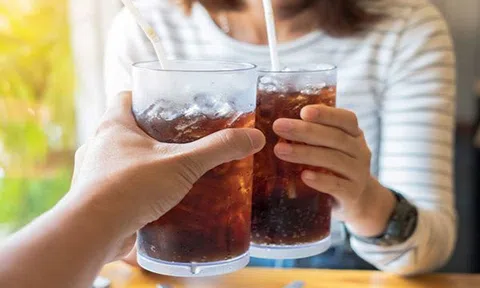 Nam thanh niên 22 tuổi tử vong sau khi uống hết chai nước ngọt 1,5 lít chỉ trong 10 phút