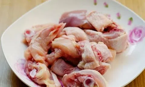 Chế biến canh gà hầm hạt sen bổ dưỡng cho cả gia đình