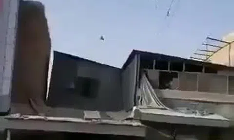 Xôn xao hình ảnh một người bị treo trên trực thăng ở Afghanistan, sự thật là gì?