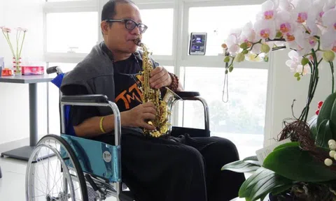 Nghệ sĩ Trần Mạnh Tuấn thổi saxophone ở bệnh viện