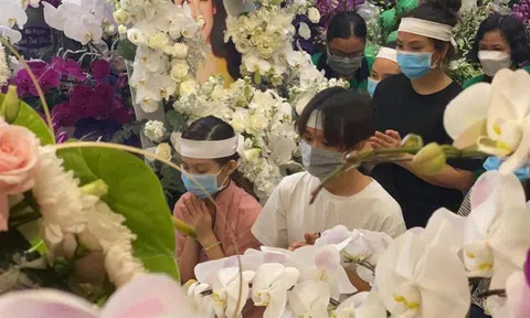 Dàn sao Việt gửi hoa viếng xếp đầy nhà riêng Phi Nhung